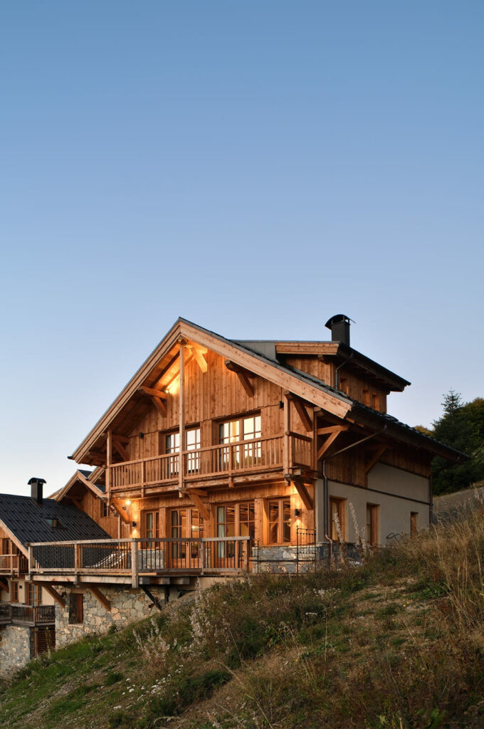 Façade éclairée avec mise en avant de l'architecture d'un chalet.