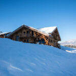 cadre enchanteur d'un chalet dans la neige.