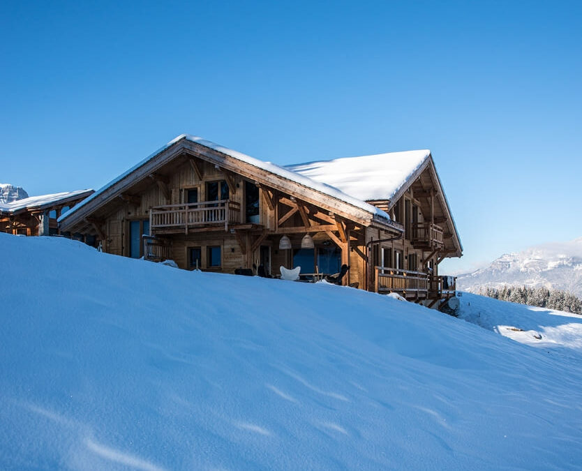 cadre enchanteur d'un chalet dans la neige.