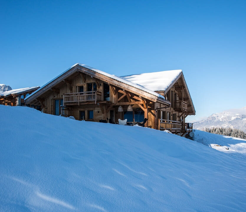 cadre enchanteur d'un chalet dans la neige.