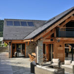 chalet avec panneaux solaire et grande terrasse