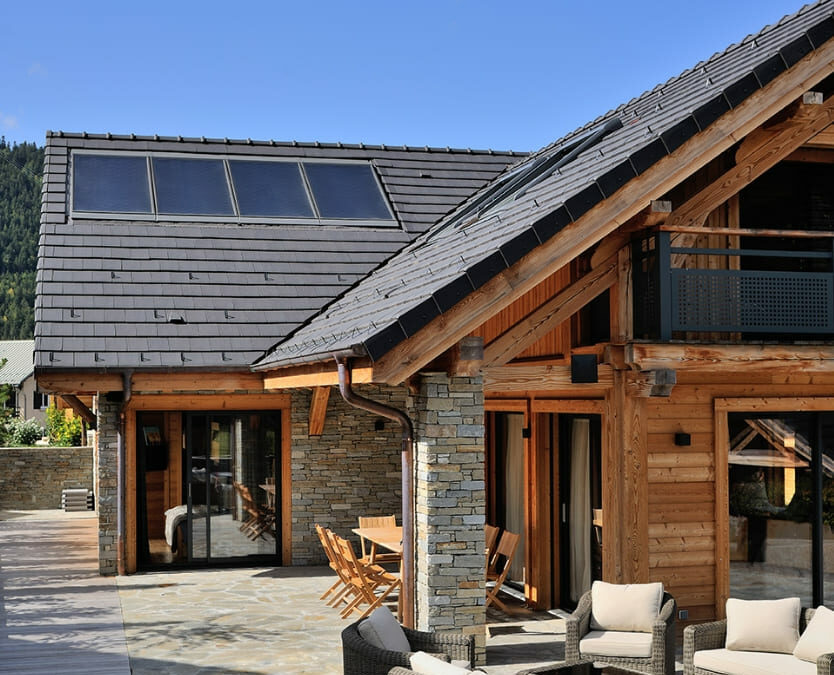 chalet avec panneaux solaire et grande terrasse