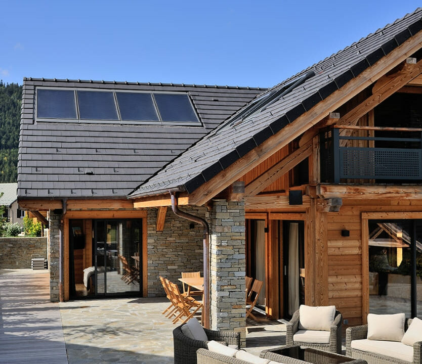 chalet avec panneaux solaire et grande terrasse