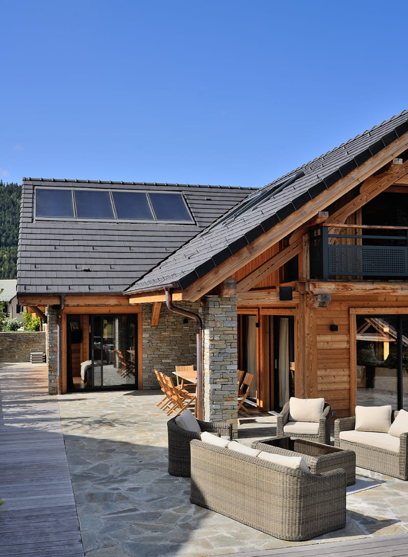 chalet avec panneaux solaire et grande terrasse