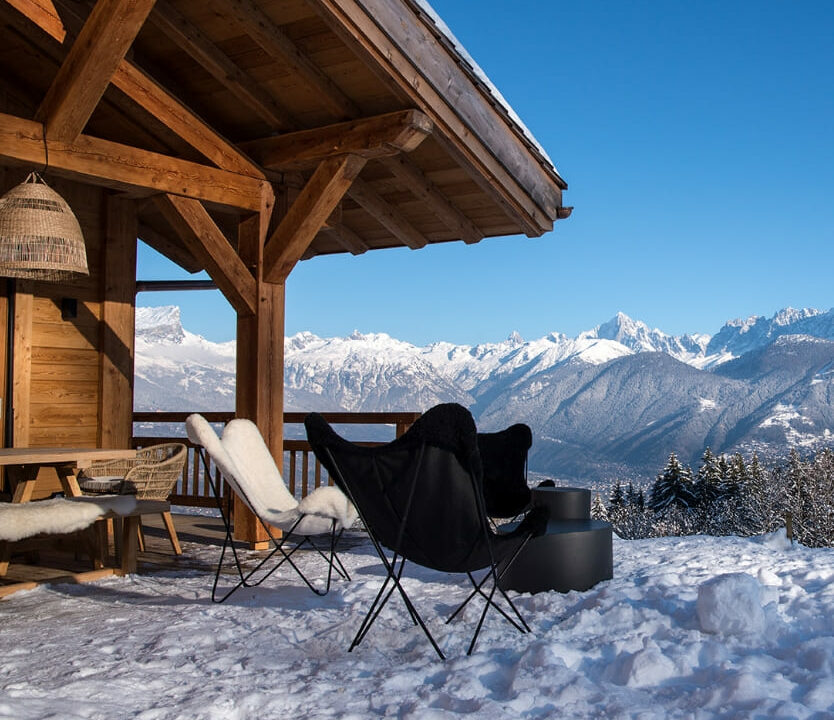 Splendide vue d'une chaine de montagne depuis une terrasse de chalet.
