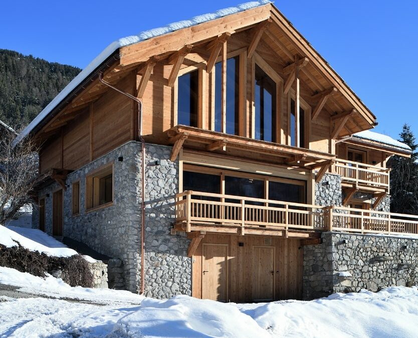 Architecture entre bois et pierre pour ce chalets.