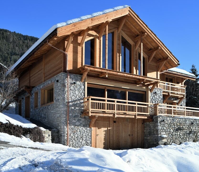 Architecture entre bois et pierre pour ce chalets.