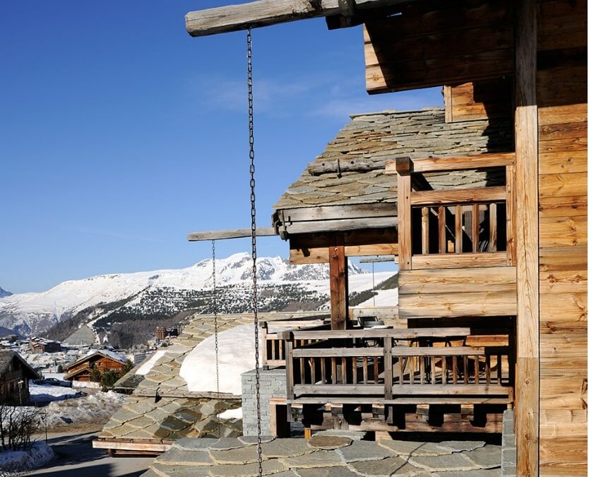 chalet vue de profil avec un toit d'ardoise