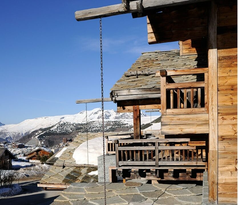 chalet vue de profil avec un toit d'ardoise