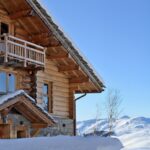 Chalet avec bardage en rondin dans le style trappeur canadien.