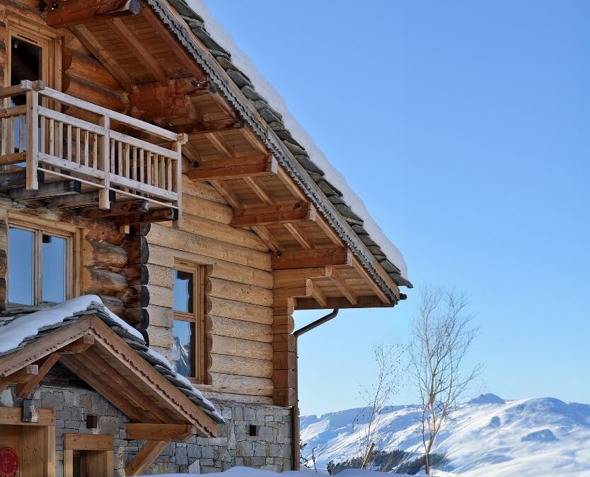 Chalet avec bardage en rondin dans le style trappeur canadien.