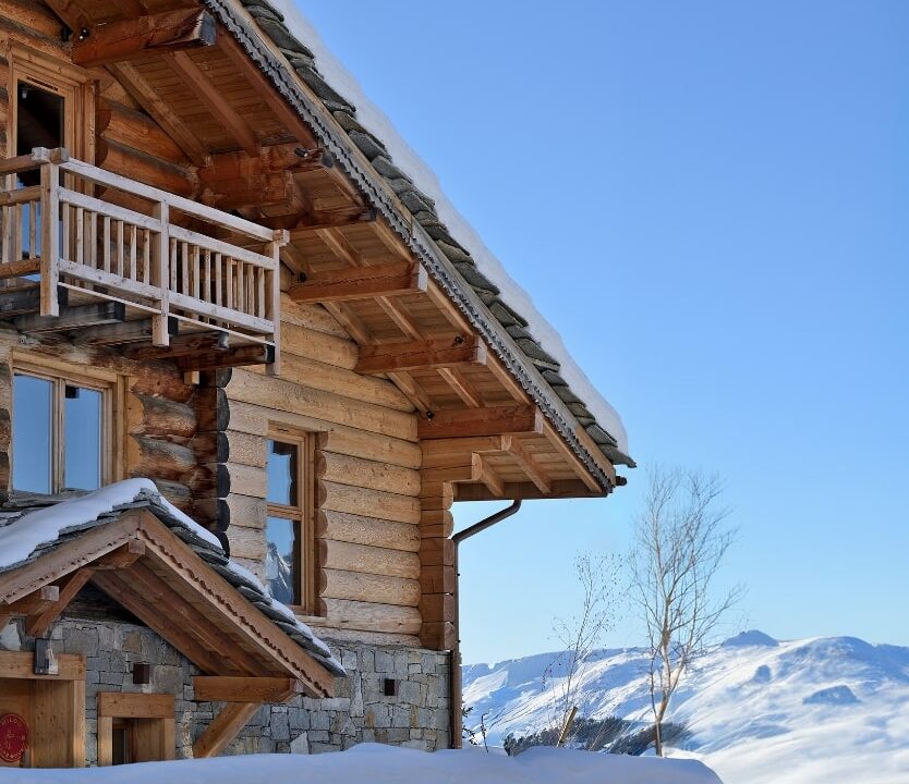Chalet avec bardage en rondin dans le style trappeur canadien.