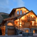 Chalet illuminé dans la nuit.