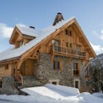 Rénovation de chalet où se mélange de pierre et de mélèze.