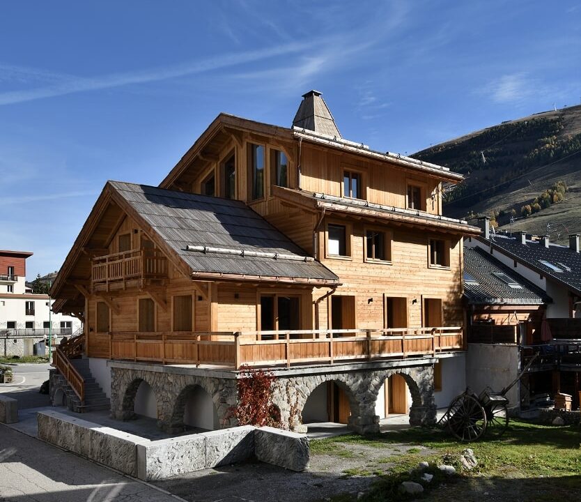 chalet atypique avec arche et plusieurs hauteurs