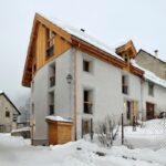 Rénovation d'un bâtisse de village, crépi et mélèze