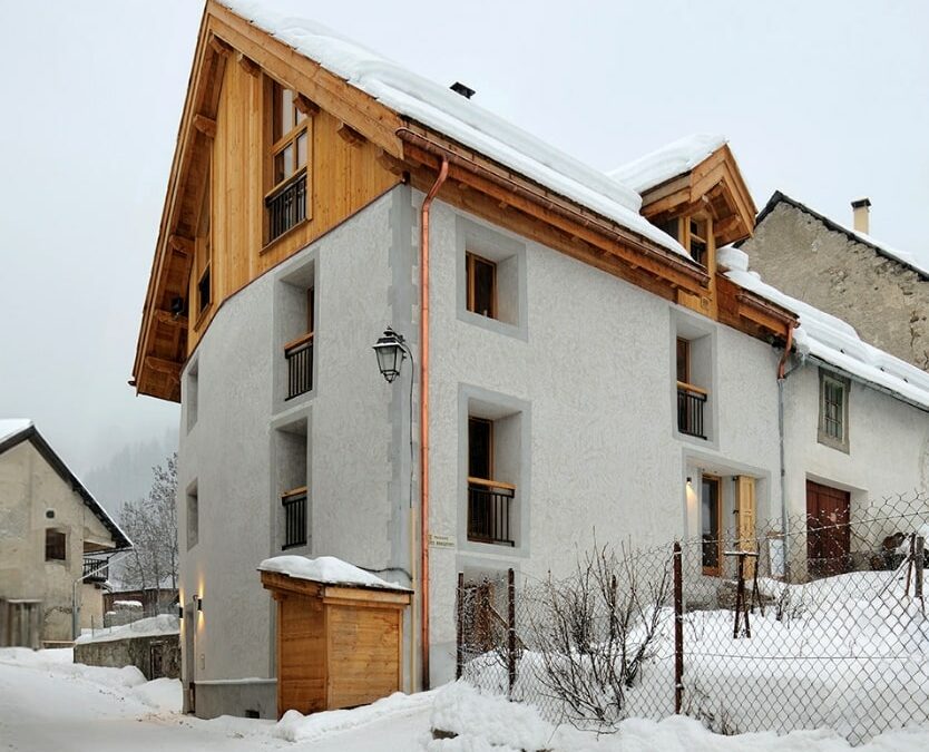Rénovation d'un bâtisse de village, crépi et mélèze