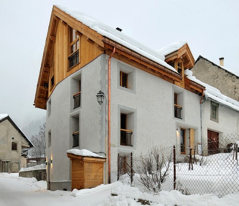 Rénovation d'un bâtisse de village, crépi et mélèze