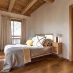 Chambre avec parquet et fenêtre avec rideaux.