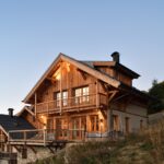Belle résidence dans un style chalet avec grand balcon.