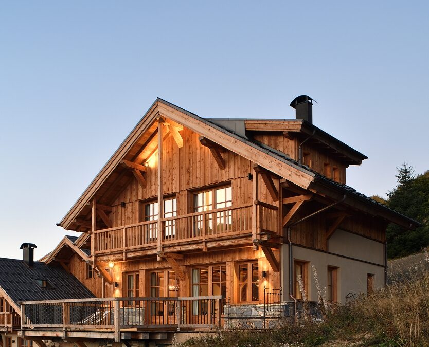 Belle résidence dans un style chalet avec grand balcon.