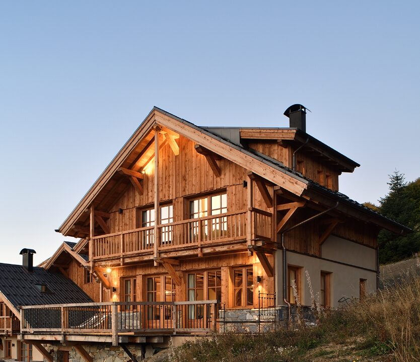Belle résidence dans un style chalet avec grand balcon.