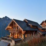 Les Chalets haut de gamme à Villard Reculas avec en arrière plan la montagne.