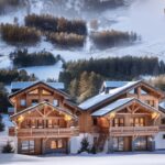 Ensemble de beaux chalets au pied des pistes.