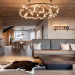 Intérieur cosy d'un salon avec cheminée et peau de bête au sol.