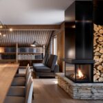 Coin bibliothèque avec cheminée dans un chalet.