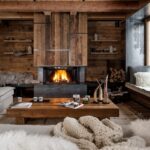 Salon avec cheminée, entre tradition et modernité mélange de bois et acier.