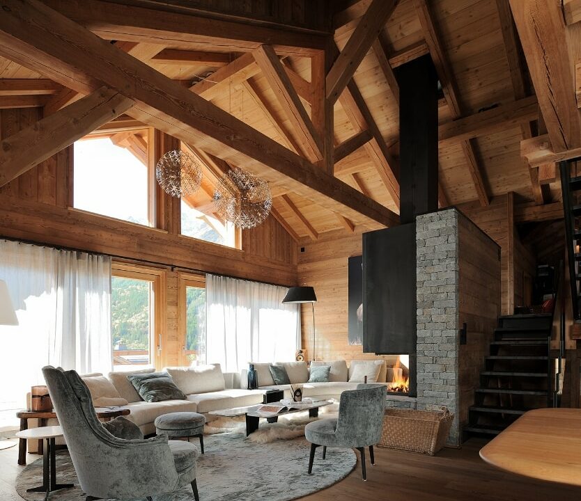 Salon en mélèze avec ossature bois apparente.